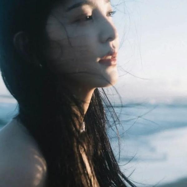 9顶假发的女孩
